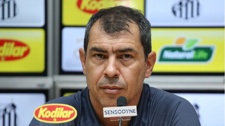 Fábio Carille é surpreendido por faxina no elenco do Santos para próxima temporada