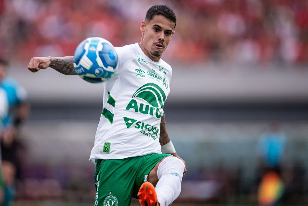 Lucas Freitas foi um dos destaques da Chape em 2023 e está negociando com o Grêmio – Foto: Isabela Azine/AGIF