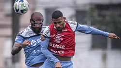 Joaquim (de colete vermelho) entrou na mira do Vasco para a temporada 2024 - Fotos: Raul Baretta/ Santos FC