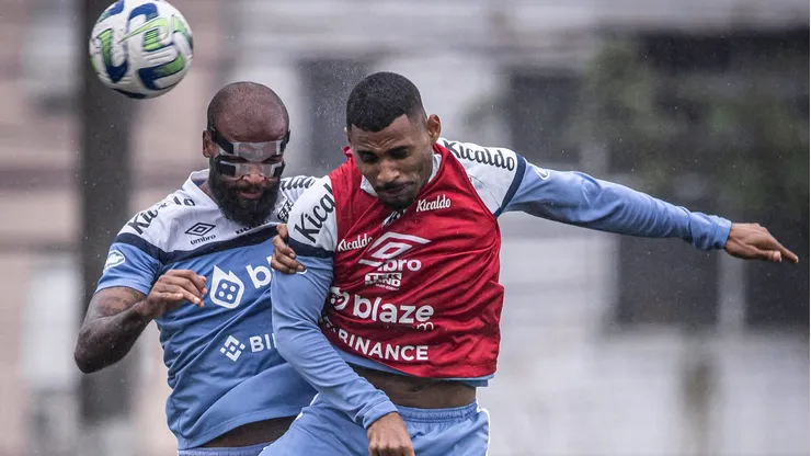 Joaquim (de colete vermelho) entrou na mira do Vasco para a temporada 2024 - Fotos: Raul Baretta/ Santos FC