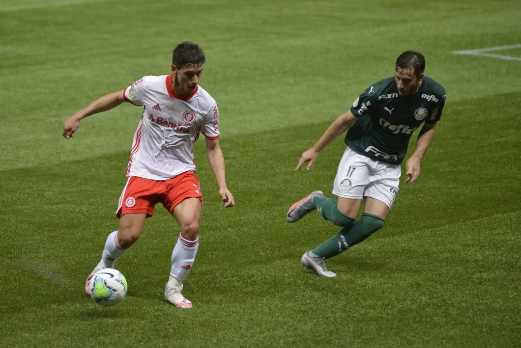 SP – Sao Paulo – 02/09/2020 – BRASILEIRO A 2020, PALMEIRAS X INTERNACIONAL – Mathias Vina jogador do Palmeiras disputa lance com Johnny jogador do Internacional durante partida no estadio Arena Allianz Parque pelo campeonato Brasileiro A 2020. Foto: Bruno Ulivieri/AGIF