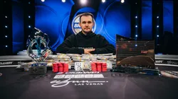 Mikita Badziakouski faturou uma premiação gigantesca no poker