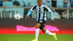 RS - Porto Alegre - 06/10/2021 - BRASILEIRO A 2021, GREMIO X CUIABA - Douglas Costa jogador do Gremio durante partida contra o Cuiaba no estadio Arena do Gremio pelo campeonato Brasileiro A 2021. Foto: Pedro H. Tesch/AGIF