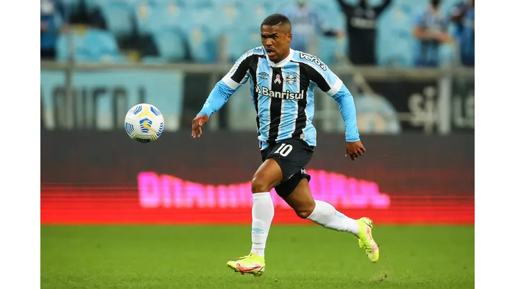 RS - Porto Alegre - 06/10/2021 - BRASILEIRO A 2021, GREMIO X CUIABA - Douglas Costa jogador do Gremio durante partida contra o Cuiaba no estadio Arena do Gremio pelo campeonato Brasileiro A 2021. Foto: Pedro H. Tesch/AGIF