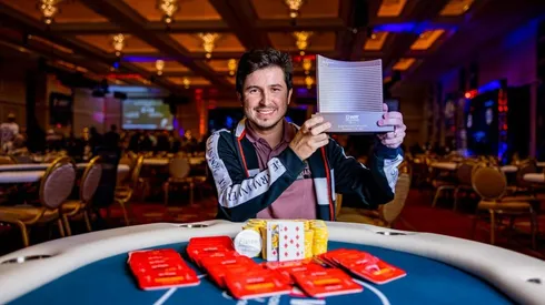 Dennys Ramos levantou troféu de campeão em Las Vegas