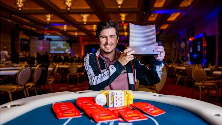 Dennys Ramos levantou troféu de campeão em Las Vegas