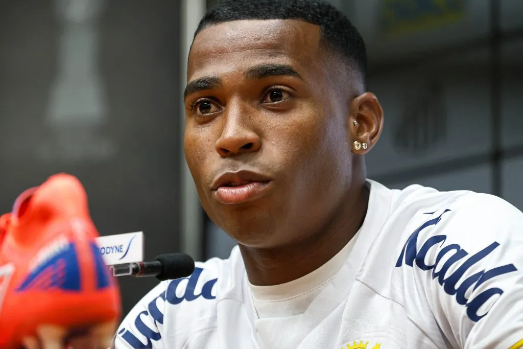 Jean Lucas durante sua apresentacao oficial como jogador do Santos em coletiva de imprensa realizada no Vila Belmiro. Foto: Fernanda Luz/AGIF