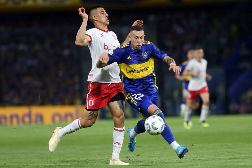 BUENOS AIRES, ARGENTINA – OCTOBER 28: Norberto Briasco of Boca Juniors vies for the ball with Zaid Romero of Estudiantes during a match between Boca Juniors and Estudiantes as part of Group B of Copa de la Liga Profesional 2023 at Estadio Alberto J. Armando on October 28, 2023 in Buenos Aires, Argentina. (Photo by Daniel Jayo/Getty Images)