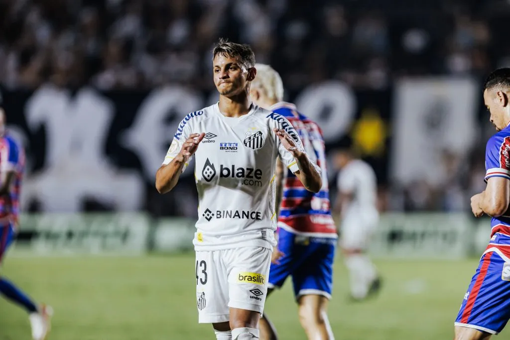 Weslley Patati jogador do Santos lamenta durante partida contra o Fortaleza no estadio Vila Belmiro pelo campeonato Brasileiro A 2023. Foto: Abner Dourado/AGIF