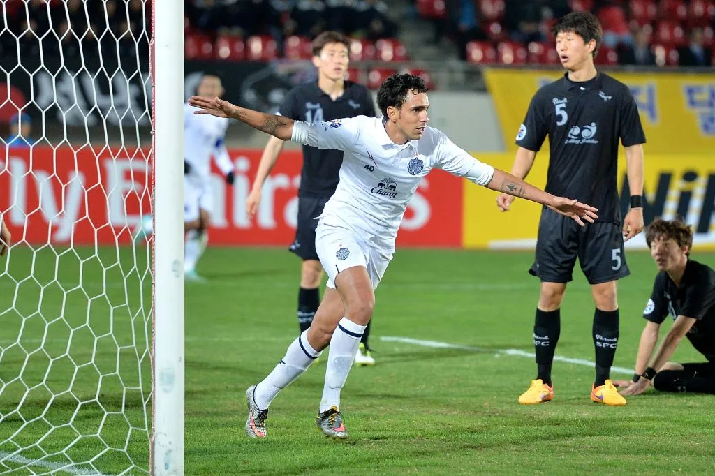 Diogo em ação com a camisa do Buriram United, onde virou ídolo. Foto: Thananuwat Srirasant/Getty Images