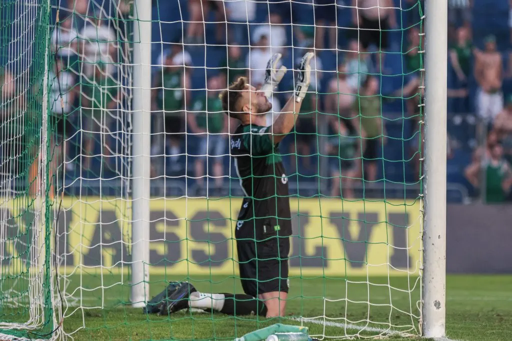 Gabriiel, goleiro do Coxa. Foto: Robson Mafra/AGIF