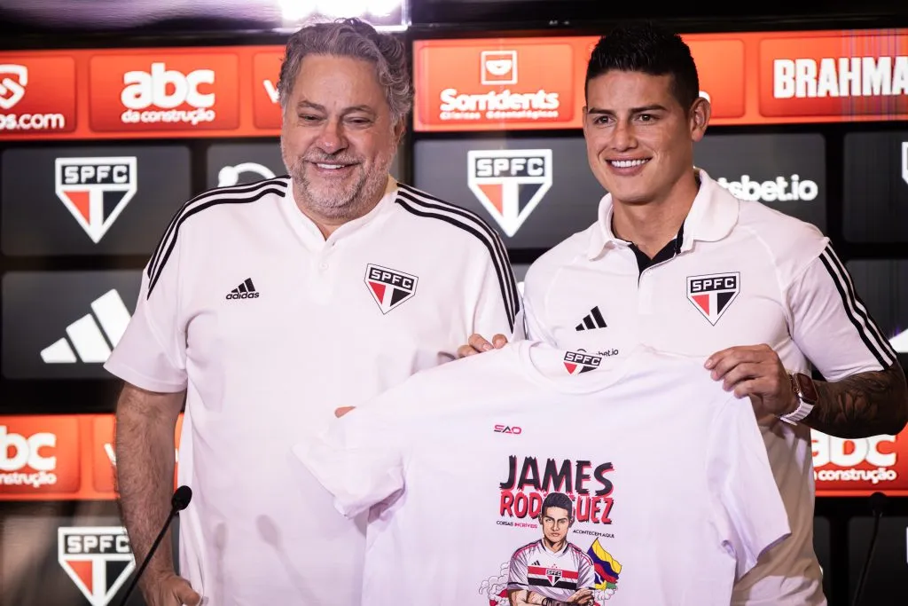 SP – SAO PAULO – 01/08/2023 – SAO PAULO, APRESENTACAO JAMES RODRIGUEZ – Julio Casares ao lado de James Rodriguez durante sua apresentacao oficial como jogador do Sao Paulo em coletiva de imprensa realizada no CT Barra Funda.   Foto: Abner Dourado/AGIF