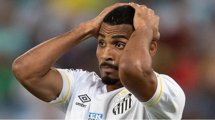 Joaquim jogador do Santos lamenta chance perdida durante partida contra o Cuiaba no estadio Arena Pantanal pelo campeonato Brasileiro A 2023. Gil Gomes/AGIF