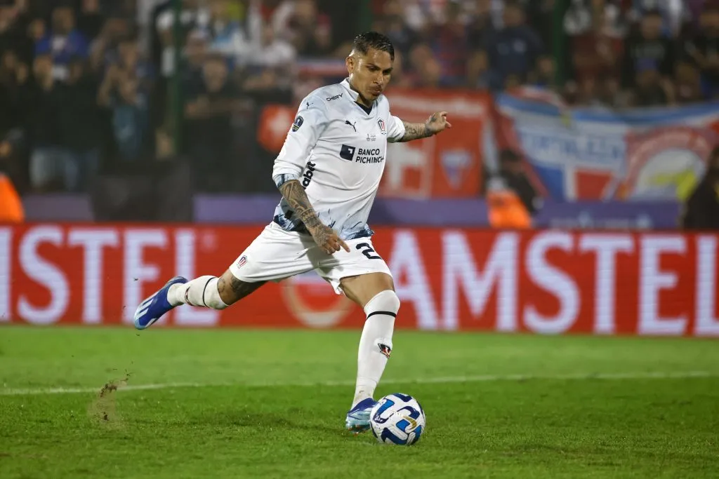 Poalo Guerrero não renovará contrato com a LDU e pode retornar ao Brasil – Foto: Ernesto Ryan/Getty Images