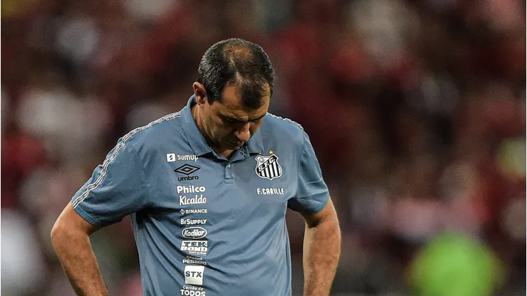 Fabio Carille tecnico do Santos durante partida contra o Flamengo no estadio Maracana pelo campeonato Brasileiro A 2021. Foto: Thiago Ribeiro/AGIF