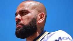 Foto: Hector Vivas/Getty Images - Daniel Alves com a camisa do Pumas, do México, em 2022