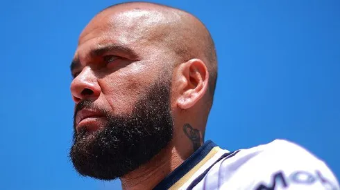 Foto: Hector Vivas/Getty Images - Daniel Alves com a camisa do Pumas, do México, em 2022