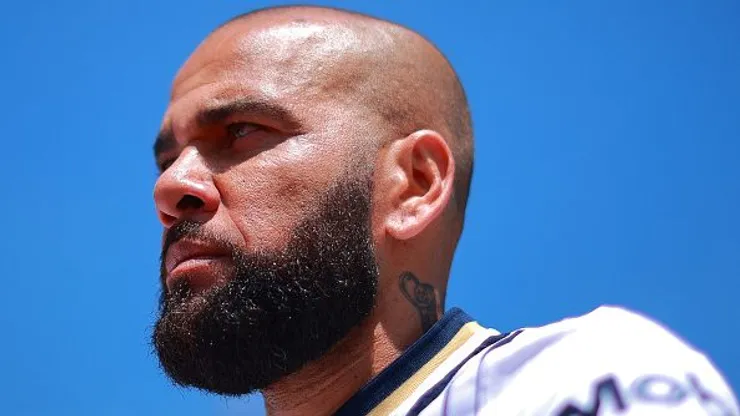 Foto: Hector Vivas/Getty Images - Daniel Alves com a camisa do Pumas, do México, em 2022