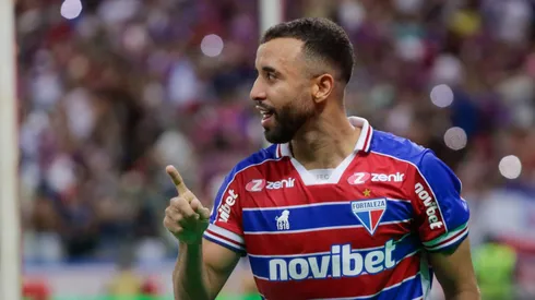 Caio Alexandre jogador do Fortaleza comemora seu gol durante partida contra o Santos no estádio Arena Castelão pelo campeonato Brasileiro A 2023. Lucas Emanuel/AGIF