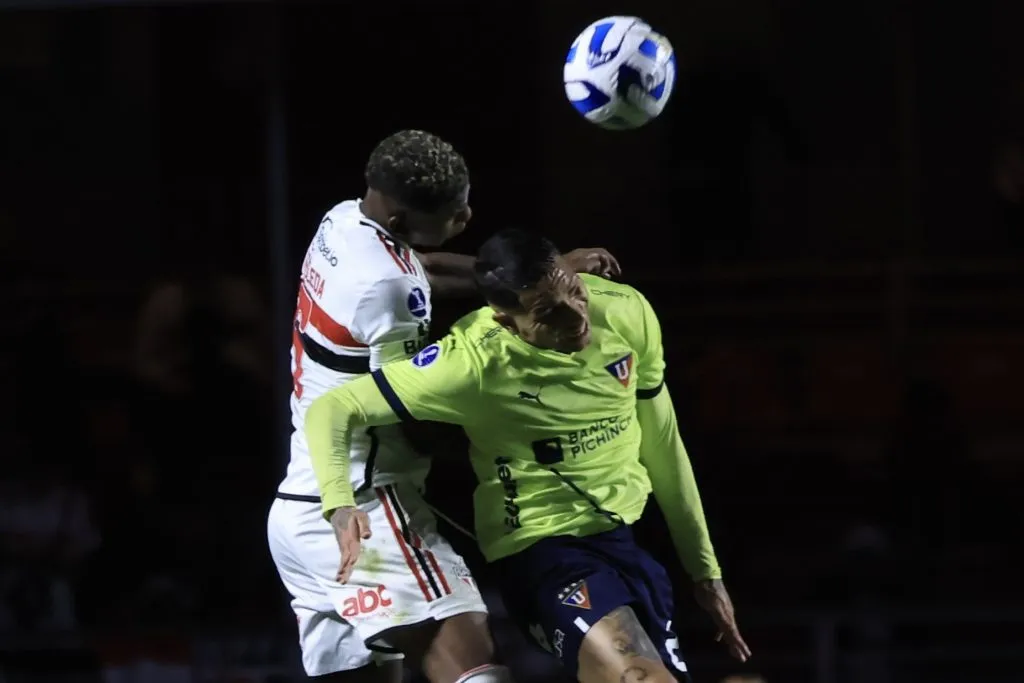 Arboleda jogador do Sao Paulo disputa lance com Paolo Guerrero jogador do LDU durante partida no estadio Morumbi pelo campeonato Copa Sul-Americana 2023. Marcello Zambrana/AGIF