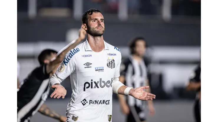 Léo Baptistão somou 38 jogos pelo Peixe entre as temporadas 2021 e 2022 - Foto: Raul Baretta/AGIF