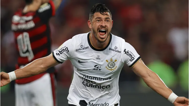Giuliano está em negociação avançada para defender o Peixe na Série B - Foto: Buda Mendes/Getty Images
