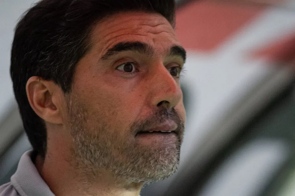 MG – BELO HORIZONTE – 06/12/2023 – BRASILEIRO A 2023, CRUZEIRO X PALMEIRAS – Abel Ferreira tecnico do Palmeiras durante partida contra o Cruzeiro no estadio Mineirao pelo campeonato Brasileiro A 2023. Foto: Fernando Moreno/AGIF