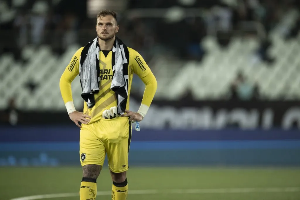 ucas Perri goleiro do Botafogo deixa o campo apos partida contra o Cruzeiro no estadio Engenhao pelo campeonato Brasileiro A 2023. Foto: Jorge Rodrigues/AGIF