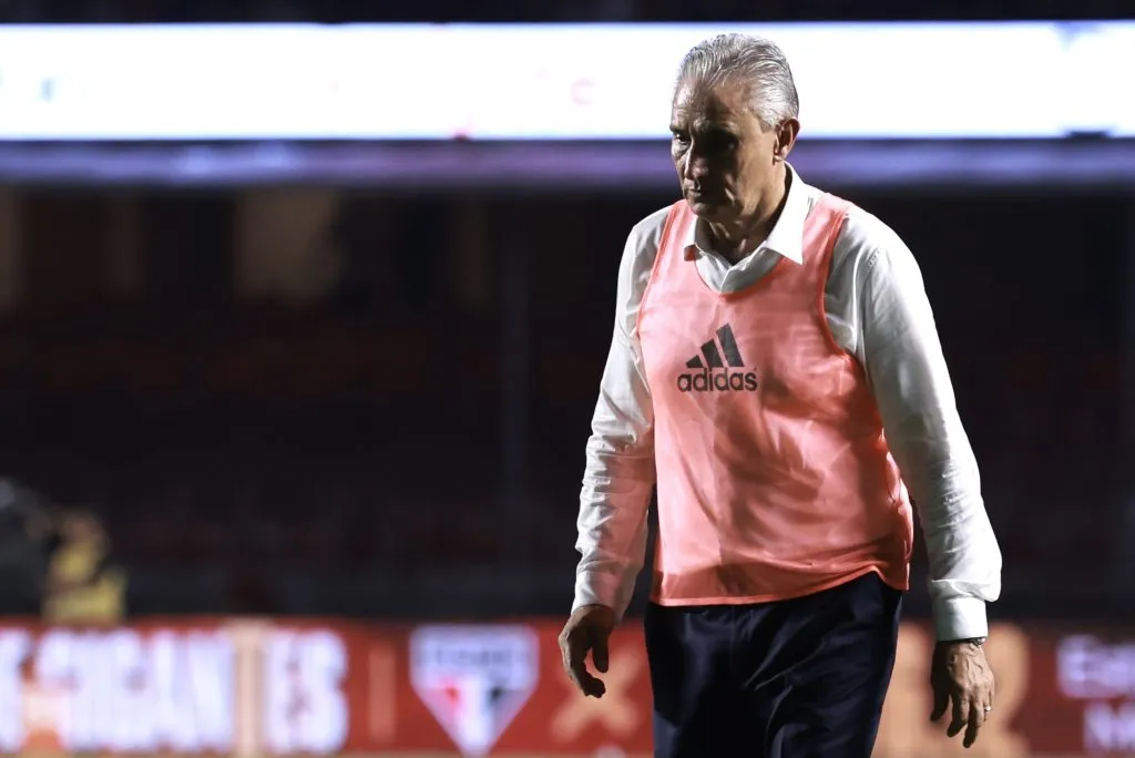 Tite técnico do Flamengo durante partida pelo Brasileiro A 2023. Foto: Marcello Zambrana/AGIF