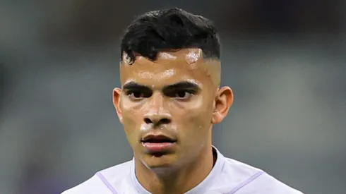 Bruno Rodrigues com a camisa da Raposa. Foto: Gilson Lobo/AGIF