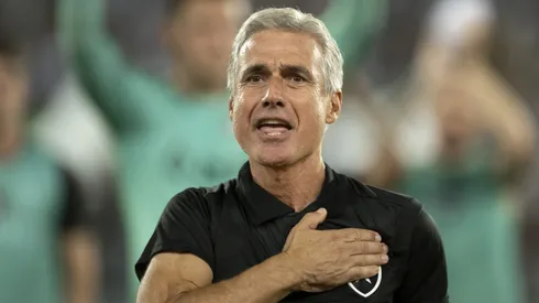 Luis Castro, tecnico do Botafogo, no Engenhao, na temporadas de 2022 e 2023. Durante. Jorge Rodrigues/AGIF