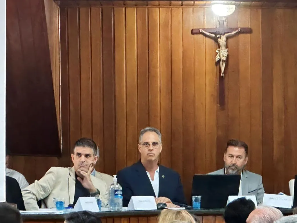 Augusto Melo (à direita) durante cerimônia de posse de Marcelo Teixeira, presidente do Santos – Foto: Divulgação/De Olho No Peixe