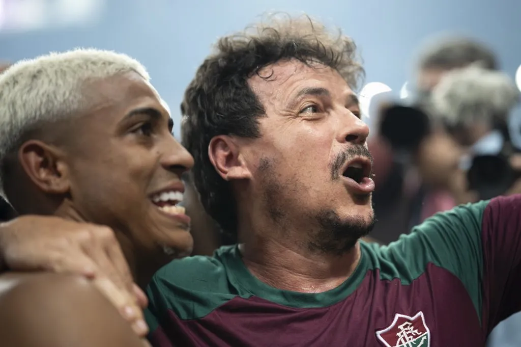 John Kennedy jogador do Fluminense comemora titulo com Fernando Diniz tecnico da sua equipe apos a partida contra o Boca Juniors no estadio Maracana pelo campeonato Libertadores 2023. Jorge Rodrigues/AGIF