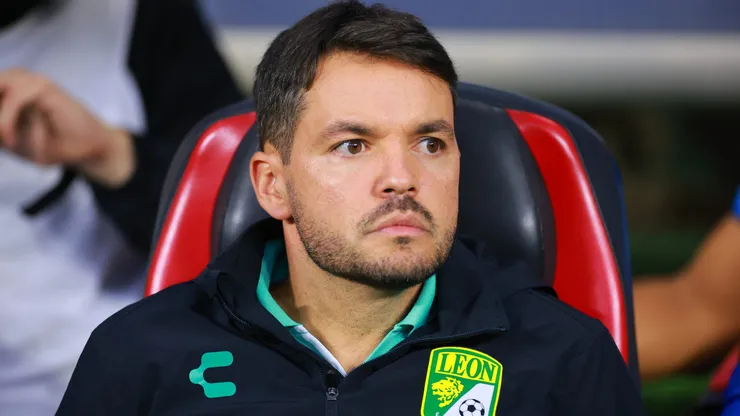 Larcamón foi demitido do León após Mundial de Clubes da FIFA e vai assumir o Cruzeiro - Foto: Hector Vivas/Getty Images