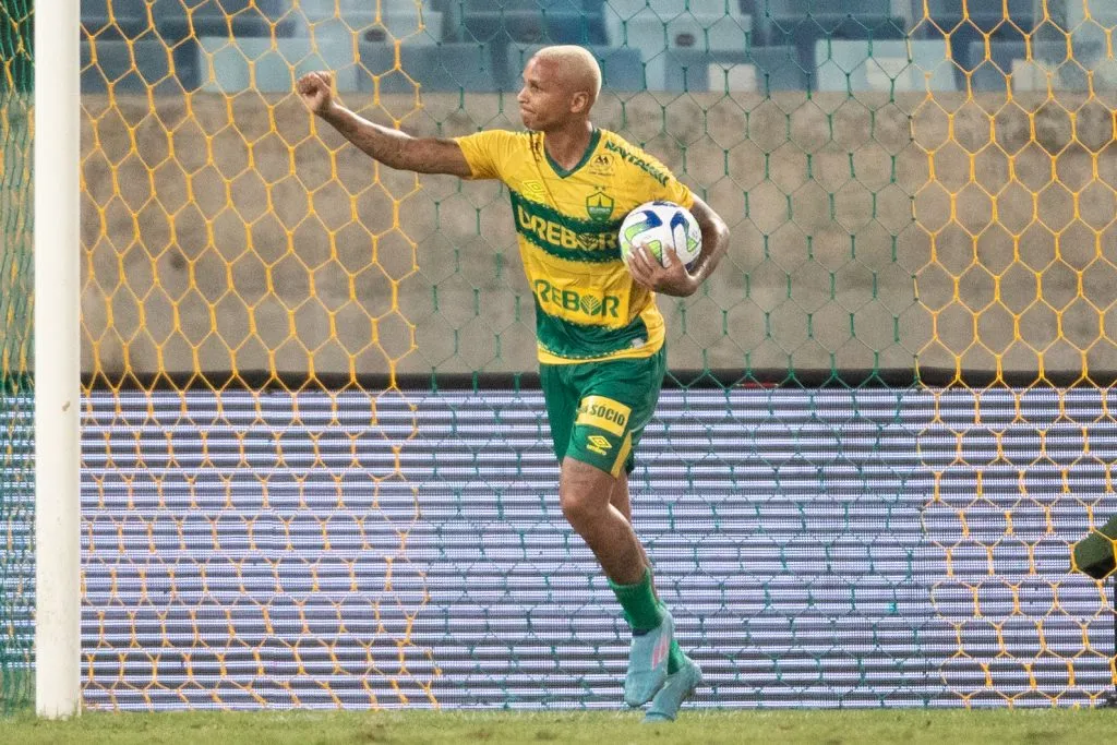 Deyverson em ação pelo Cuiabá, no Brasileirão 2023 – Foto: Gil Gomes/AGIF