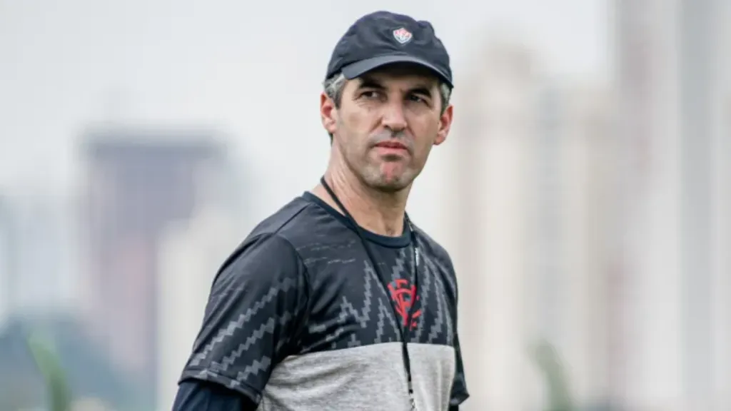 Foto: Victor Ferreira/EC Vitória – Léo Condé, técnico do Vitória