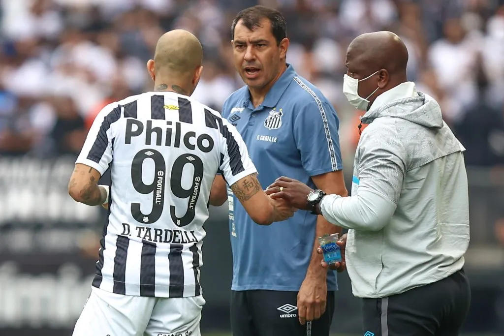 Carille e Diego Tardelli pelo Santos. Foto: Marcello Zambrana/AGIF