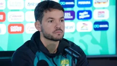 Foto: Reprodução/ @clubleonfc/X - Nicolás Larcamón se aproxima do Cruzeiro