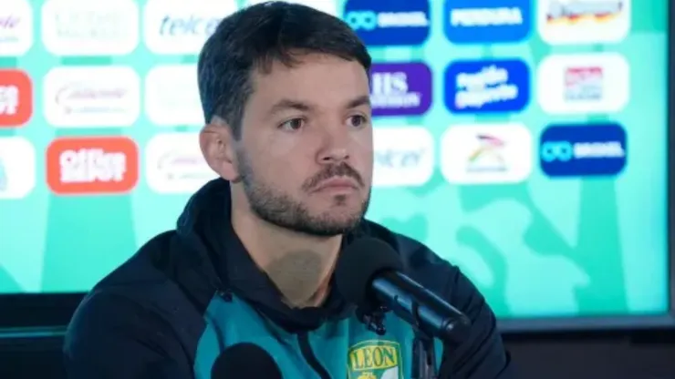 Foto: Reprodução/ @clubleonfc/X - Nicolás Larcamón se aproxima do Cruzeiro