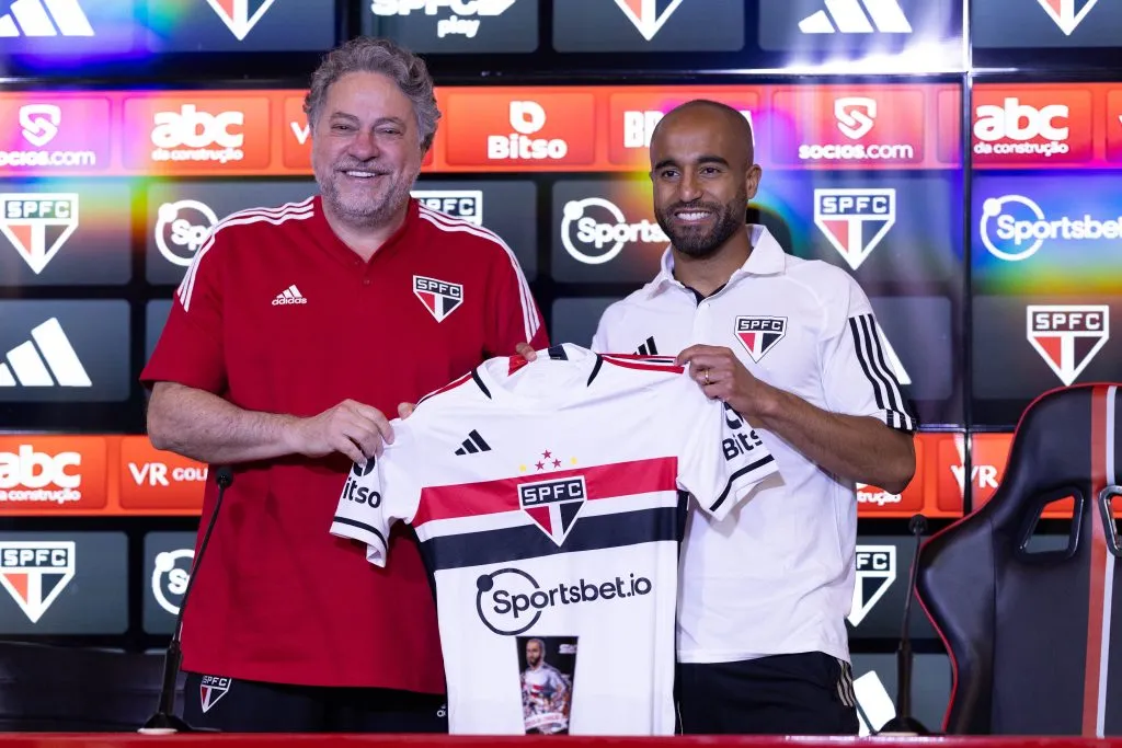 Lucas Moura ao lado de Júlio Casares presidente do São Paulo durante sua apresentação oficial como jogador do São Paulo em coletiva de imprensa realizada no CT Barra Funda. Ettore Chiereguini/AGIF