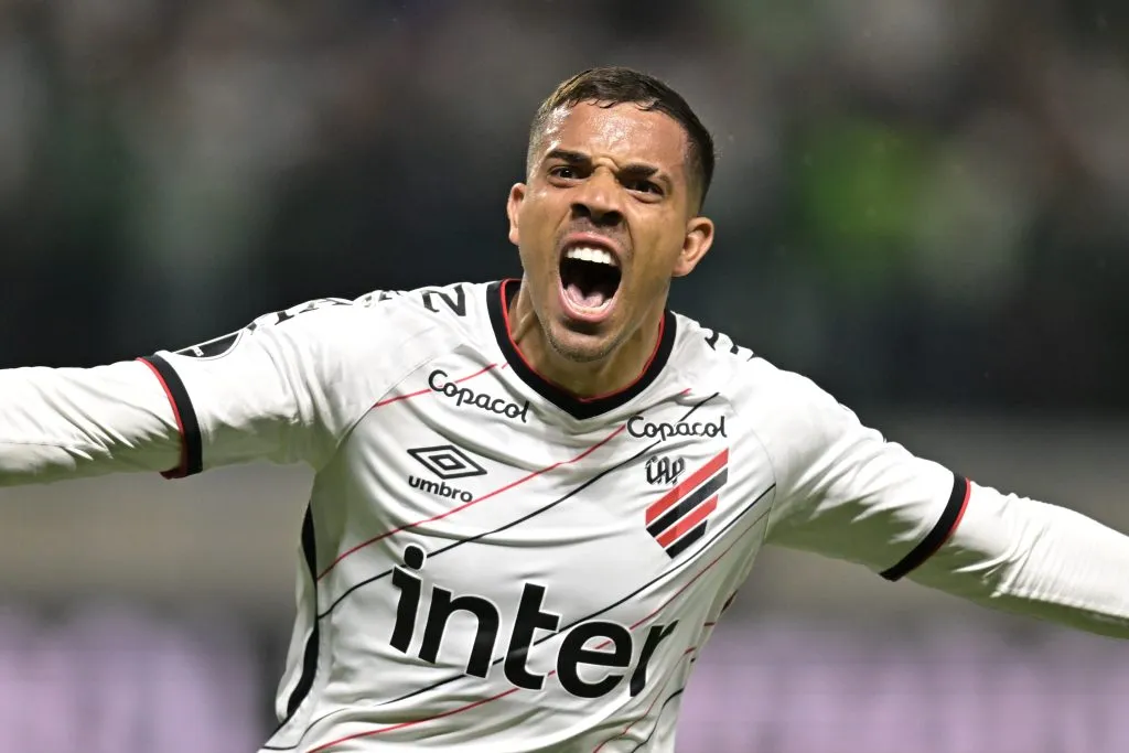 Terans com a camisa do CAP. (Foto: Pedro Vilela/Getty Images)