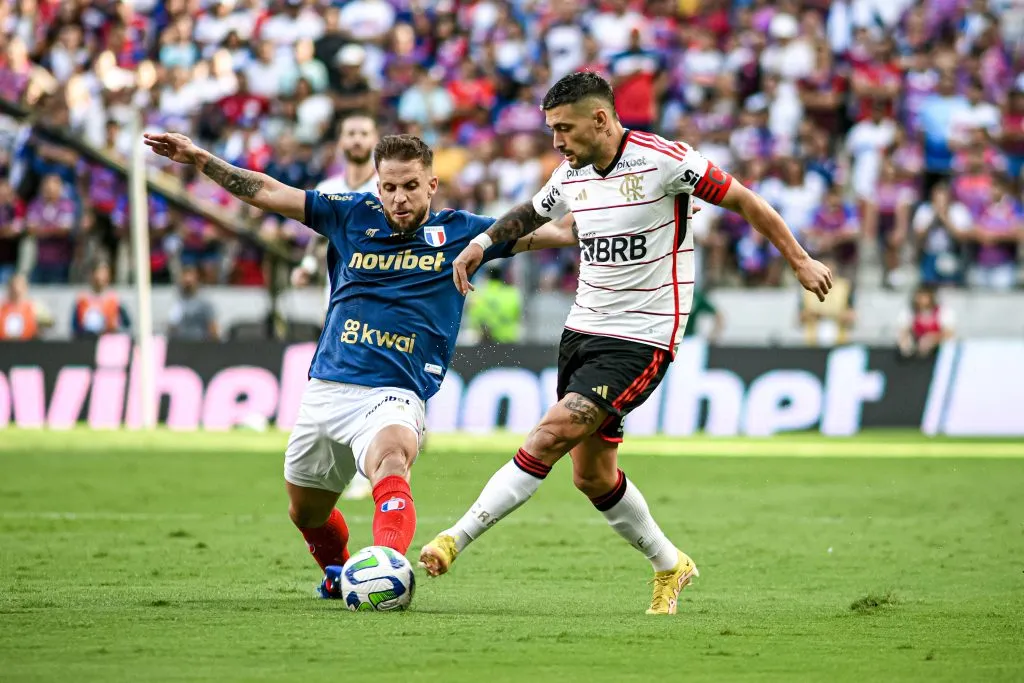 CE – FORTALEZA – 05/11/2023 – BRASILEIRO A 2023, FORTALEZA X FLAMENGO – Lucas Sasha jogador do Fortaleza disputa lance com Arrascaeta jogador do Flamengo durante partida no estadio Arena Castelao pelo campeonato Brasileiro A 2023. Foto: Kely Pereira/AGIF
