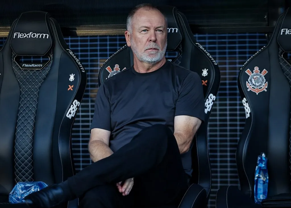 Mano Menezes deu o aval e priorizou a procura do Corinthians por Mauricio – Foto: Fabio Giannelli/AGIF