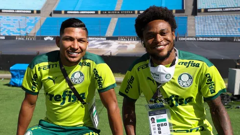 Luiz Adriano (à direita) já está discutindo salários com Peixe para a Série B - Foto: Cesar Greco