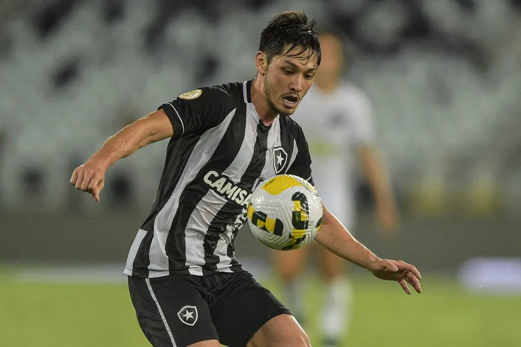 Luis Oyama está na mira do Botafogo. Foto: Thiago Ribeiro/AGIF