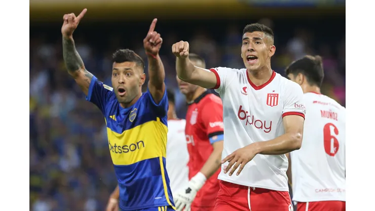 BUENOS AIRES, ARGENTINA - OCTOBER 28: Lucas Janson of Boca Juniors and Zaid Romero of Estudiantes gesture during a match between Boca Juniors and Estudiantes as part of Group B of Copa de la Liga Profesional 2023 at Estadio Alberto J. Armando on October 28, 2023 in Buenos Aires, Argentina. (Photo by Daniel Jayo/Getty Images)