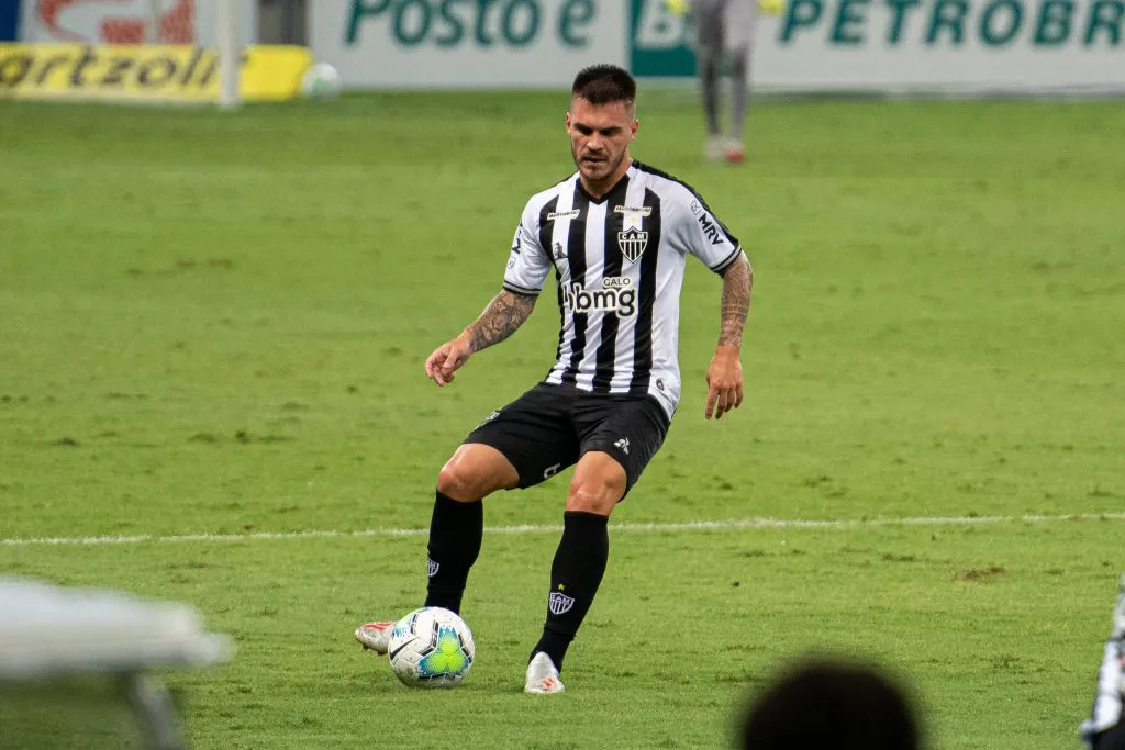 Nathan com a camisa do Grêmio. Foto: Alessandra Torres/AGIF