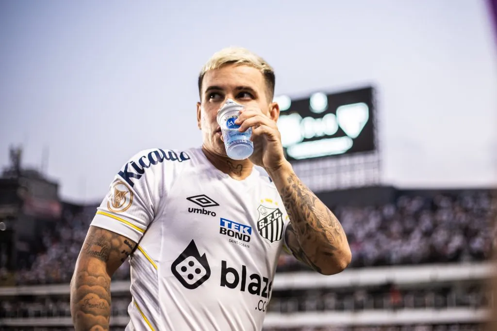 Soteldo com a camisa do Santos. Foto: Abner Dourado/AGIF