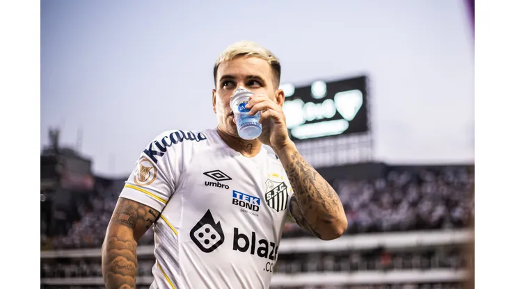 SP - SANTOS - 12/11/2023 - BRASILEIRO A 2023, SANTOS X SAO PAULO - Soteldo jogador do Santos durante partida contra o Sao Paulo no estadio Vila Belmiro pelo campeonato Brasileiro A 2023. Foto: Abner Dourado/AGIF