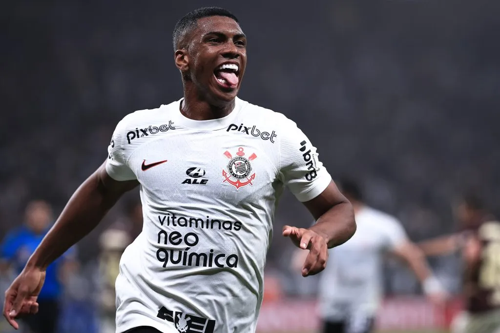 SP – SAO PAULO – 11/07/2023 – COPA SUL-AMERICANA 2023, CORINTHIANS X UNIVERSITARIO – Felipe Augusto jogador do Corinthians comemora seu gol durante partida contra o Universitario no estadio Arena Corinthians pelo campeonato Copa Sul-Americana 2023. Foto: Ettore Chiereguini/AGIF